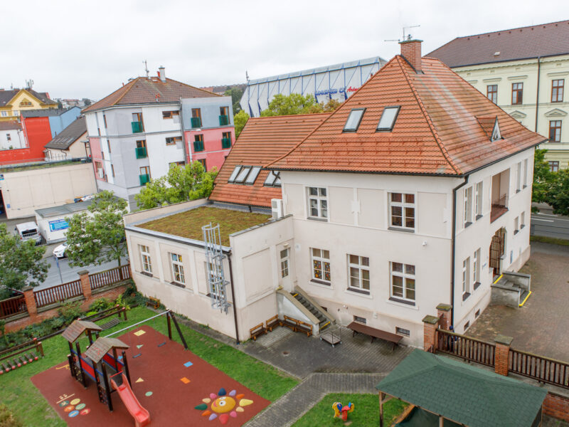 Zelená střecha na Benešově základní škole